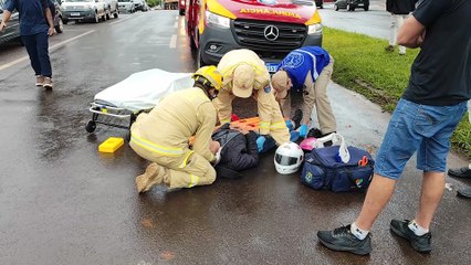 Motociclista fica ferida em acidente na Avenida Rocha Pombo