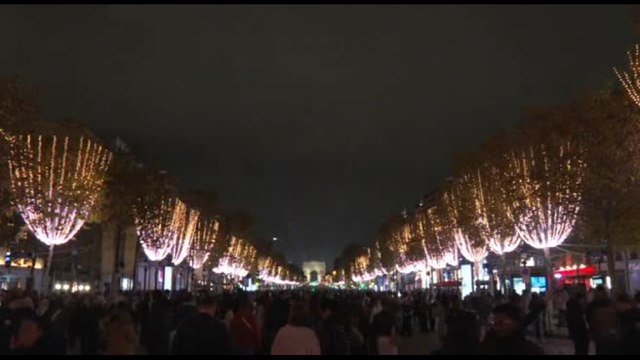 La spettacolare illuminazione natalizia degli Champs-Elysées a Parigi