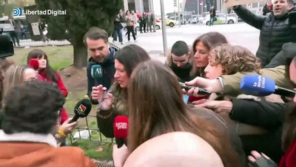 Leire Díez acorralada por la prensa a su entrada en los juzgados