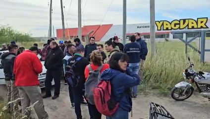 Manifestación de empleados y gremialistas en las puertas del mayorista Yaguar