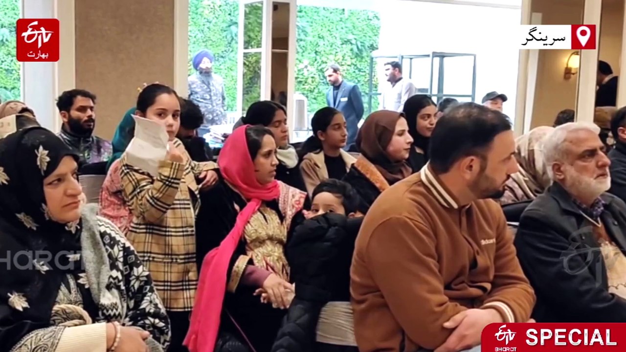سرینگر میں ادبی تقریب کے دوران ای ٹی وی بھارت کے نمائندے کو دیا گیا اعزاز