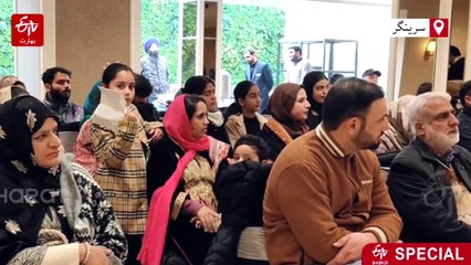 سرینگر میں ادبی تقریب کے دوران ای ٹی وی بھارت کے نمائندے کو دیا گیا اعزاز