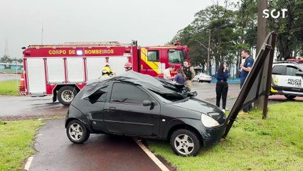 Carros colidem no trevo de acesso à Ceasa e deixam uma pessoa ferida em Cascavel