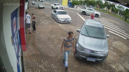 Ladrão ronda caminhonete, furta ferramentas e foge na Tancredo Neves