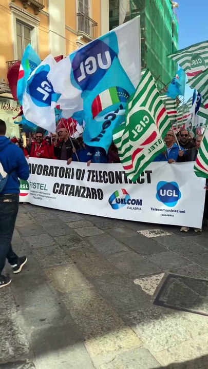 Fiorita - Oggi ai lavoratori Telecontact ho detto una cosa: non camminerete mai soli. (17.11.25)