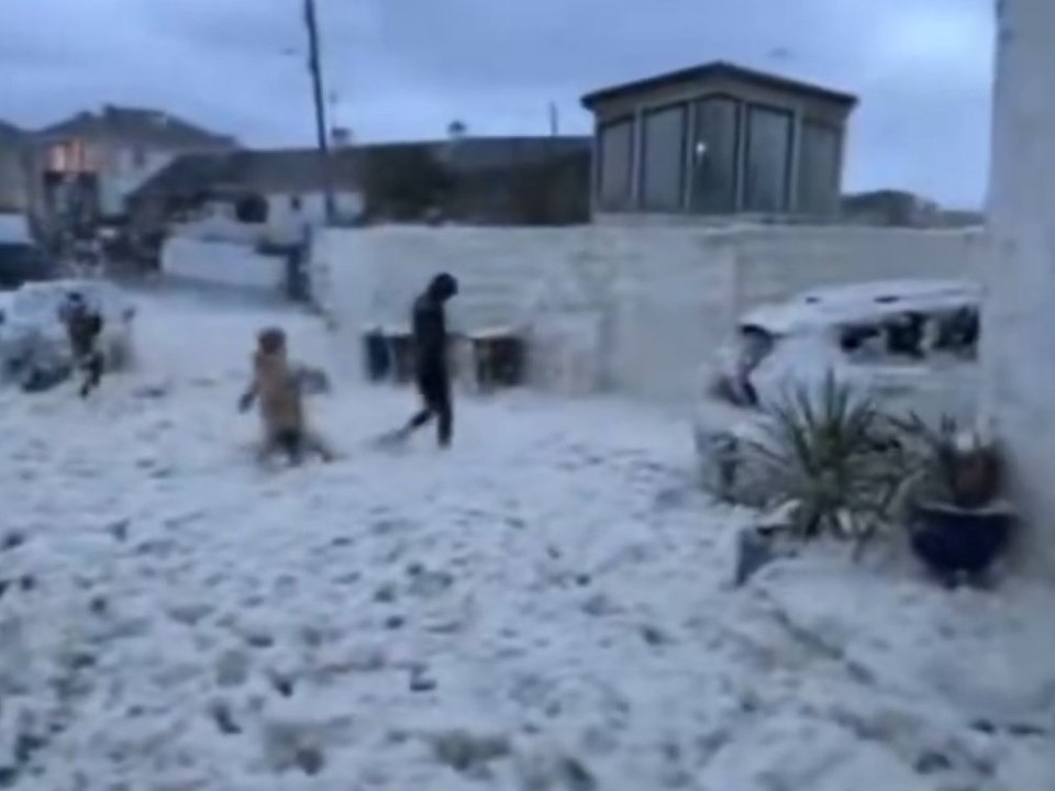Gewaltiger meeresschaum verschlingt straßen und häuser