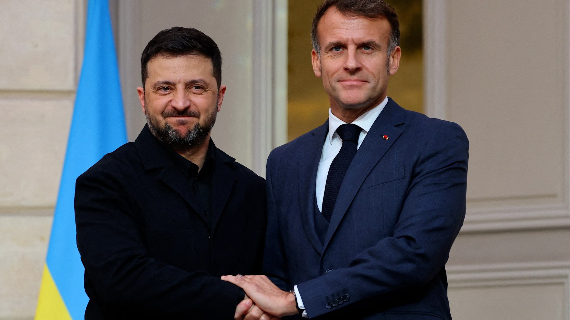 El presidente franc�s, Emmanuel Macron, recibi� este lunes a su hom�logo ucraniano, Volod�mir Zelenski, en la base a�rea de Villacoublay, ubicada a unos veinte kil�metros al suroeste de Par�s. La reuni�n tuvo como objetivo central cerrar un acuerdo presentado como "hist�rico" en materia de armamento y reafirmar el respaldo pol�tico de Francia a Ucrania. Esta visita, la novena oficial de Zelenski a Francia desde el comienzo de la guerra hace casi cuatro a�os, se produce en un momento delicado debido a la situaci�n en el frente y la falta de perspectivas de un alto el fuego.