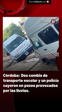 Córdoba: Dos combis de transporte escolar y un policía cayeron en pozos provocados por las lluvias.