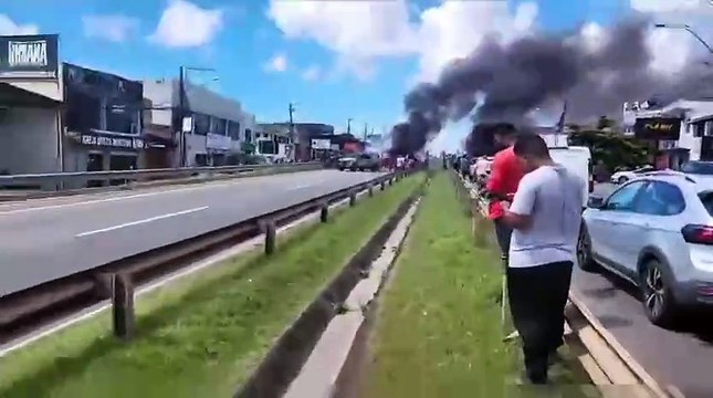 Serviço deixa trânsito lento na BR-324 sentido Feira de Santana; veja vídeos