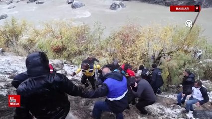 Hakkari'de zap Suyu'na düşen pikaptaki 4 kişi bot yardımıyla kurtarıldı