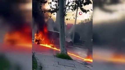 Sultangazi’de seyir halindeki araç alevlere teslim oldu