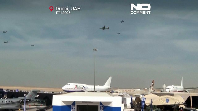 En el Dubái Airshow, aviones acrobáticos ofrecen una exhibición aérea y Rusia participa