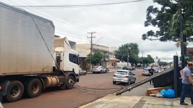 Caminhão enrosca em fios e poste é derrubado na Rua Belo Horizonte