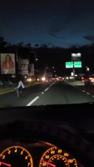 Jóvenes arriesgan la vida realizando maniobras peligrosas en bulevares capitalinos