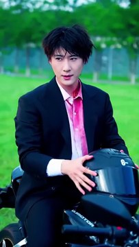 In the end, he approached her with a purpose, using sweet words as bait to lure her into his carefully laid trap, even making her willingly elope for him. But when she offered her heart only to be betrayed by him, she turned and left, completely extricati