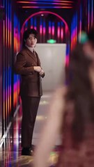 The fake heiress constantly provoked and plotted against her, but she ignored her completely, simply giving up. Then, at the banquet, the fake heiress caused trouble again, humiliating her. Everyone was waiting to see her make a fool of herself. The power