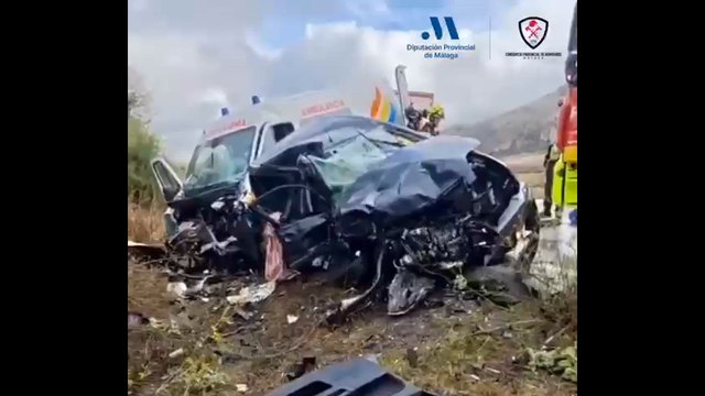 Diez heridos en el choque entre una ambulancia y un turismo en Cañete La Real