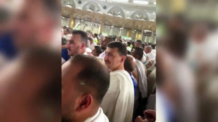 Galatasaraylı taraftardan Umre'de Mert Hakan Yandaş'a tezahürat