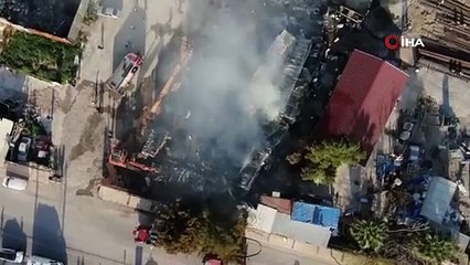 İzmir'deki yangında 5 konteyner ve 2 araç kül oldu