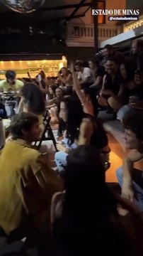 Shawn Mendes e Dua Lipa entram no clima e dançam em roda de samba