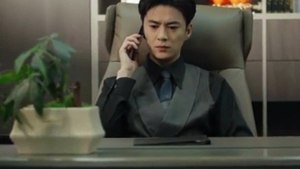 《漸入佳婚》（下）新婚第一天，他們就分被而眠，他嚴肅古板，她沉穩內斂，人人都說他們是形婚，長久不了，可後來圈子裡瘋傳一張照片——冷傲矜貴的男人跪在地上為她換鞋提包，原來佛子也會墜入愛河！#短劇 #甜寵