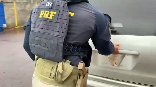 PRF apreende veículo carregado com cerca de 10 mil maços de cigarros na região de Toledo
