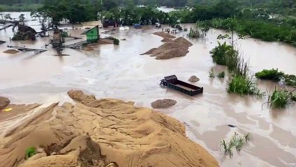 Camiones y maquinaria quedaron en medio de las aguas del río Yapacaní