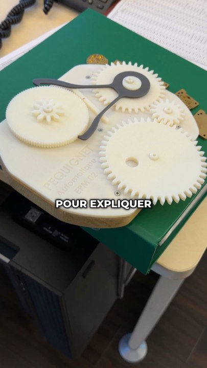 Le savais-tu ? La différence entre un mouvement unidirectionnel et bidirectionnel expliquée chez #pequignet #horlogerie #montres