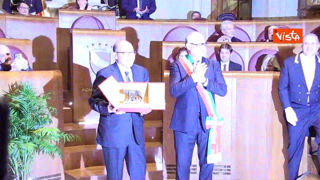 Carlo Verdone riceve la Lupa Capitolina dopo la giornata da Sindaco di Roma