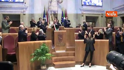 Carlo Verdone restituisce la fascia tricolore a Gualtieri dopo la giornata da Sindaco di Roma