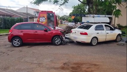 Acidente envolvendo três veículos deixa dois feridos no Bairro Alto Alegre