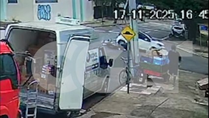 Veja: Câmera mostra momento da batida entre carro e moto no centro de Cascavel