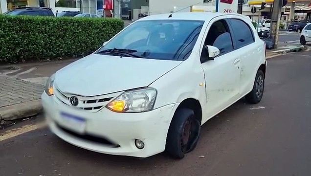 Ônibus e Etios se envolvem em colisão na rotatória da Praça da Bíblia