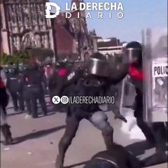 Tres policías del narcogobierno de Sheinbaum le pegaron cinco patadas en la cabeza a un joven de la Generación Z que estaba desplomado en el suelo