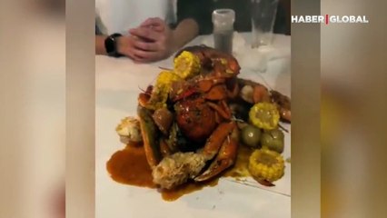 Yok artık dedirten restoran sunumu: Yemek poşetle döküldü