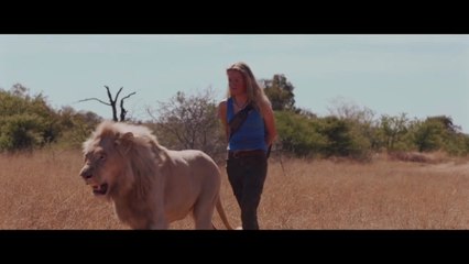 Jeune femme magnifique a dressé un lion BLANC dès son jeune âge et lui a ensuite sauvé la VIE