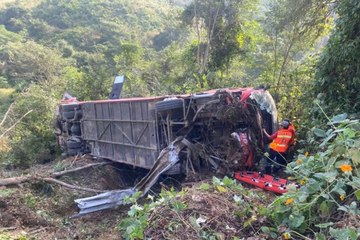Autobús de pasajeros choca contra tráiler en Puerto Escondido, Oaxaca, hay 3 muertos| VIDEO