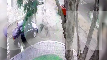 Cacetada! Câmera flagra batida envolvendo três veículos em Cascavel