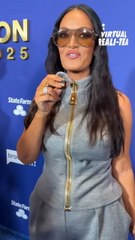 Lisa Barlow singing on the BravoCon carpet.