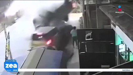 Camioneta pierde el control y se impacta contra autos estacionados y comercios