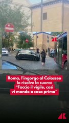 Roma nel caos, autobus bloccato per la sosta selvaggia: una suora scende in strada e dirige il traffico meglio dei vigili