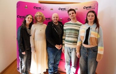 Matthew Rhys a Caryl Parry Jones yn dathlu lansio drama gerdd newydd Cwmni Theatr yr Urdd