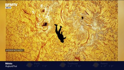 Le cliché fou d'un parachutiste capturé en chute libre devant le soleil