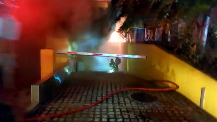 서초구 아파트 주차장 화재...2층서 뛰어내린 주민 부상 / YTN