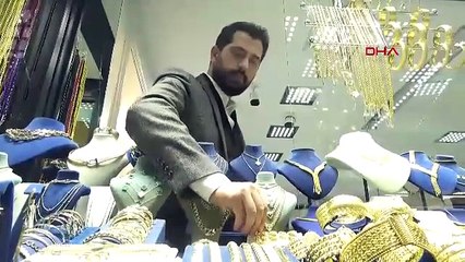Bir kuyumcu kadınların ''evde altın günü''nü dükkanına taşıdı