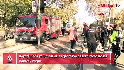 Beyoğlu’nda tramvayın motosiklete çarpma anı kamerada