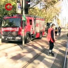 Beyoğlu’nda tramvayın motosiklete çarpma anı kamerada