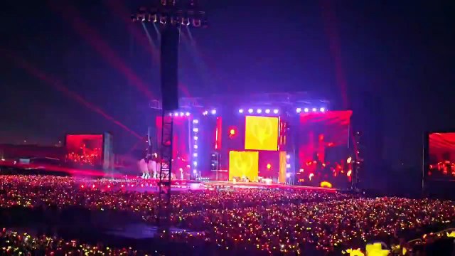 Tao chỉ muốn đi đu idol một lần thôi… 😍 Đứng giữa biển người, cùng hò hết cỡ, cùng gào tên anh ấy, cùng hát những bài hát đã nuôi lớn tuổi trẻ mình suốt bao năm… Cứ tưởng chỉ là mơ… Cho đến 10 giây cuối… 😱🔥 Xem hết đi rồi biết tao đã “đu” được chưa… ♪