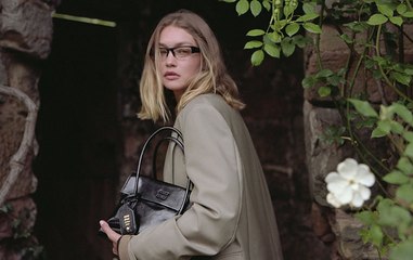 ما الذي يجب معرفته عن حملة Miu Miu للأعياد من بطولة جيجي حديد