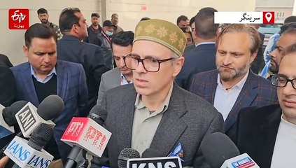 عمر عبداللہ نے پولیس اسٹیشن دھماکہ میں ہوئے زخمیوں کی عیادت کی